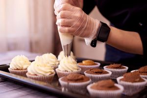 individual frosting cupcakes